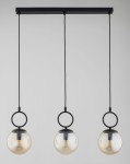 Lampa wisząca Sitro z trzema kulistymi kloszami w bursztynowym kolorze, zawieszona na czarnej listwie. Klosze mają metalowe uchwyty w formie pierścieni, a całość prezentuje nowoczesny, minimalistyczny styl.