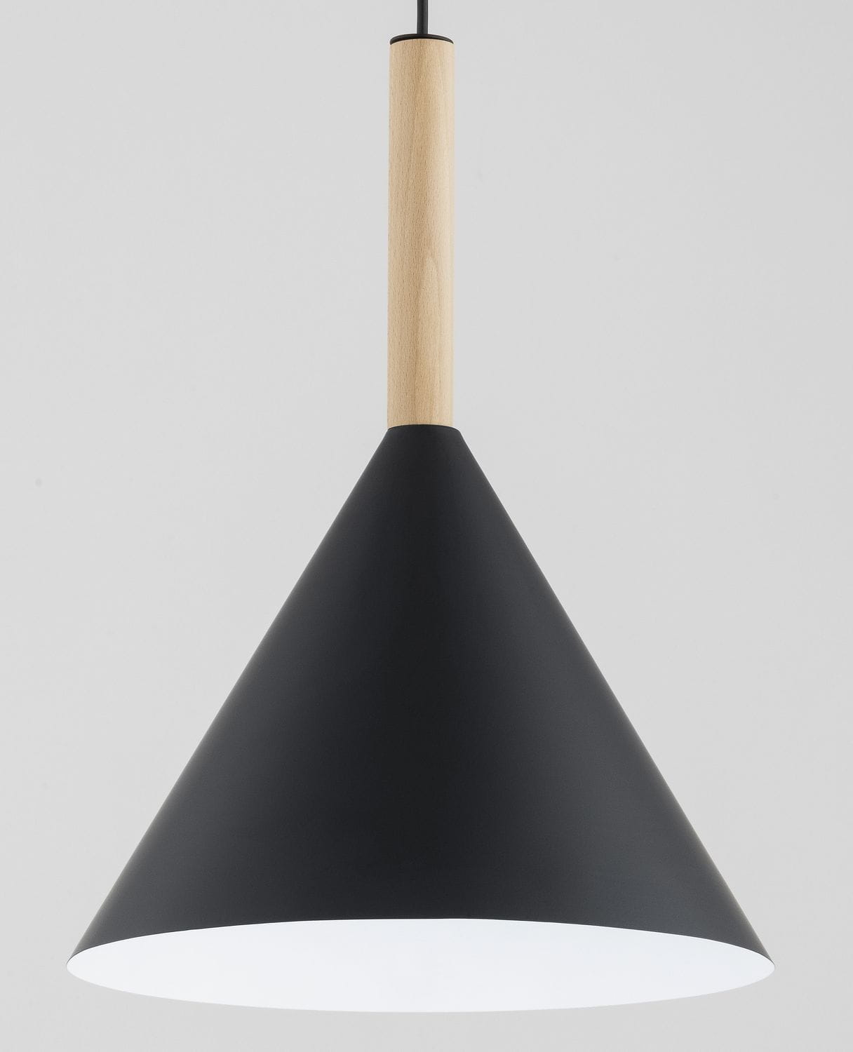 Lampa wisząca Fuks 1xE27 w kolorze czarnym, wykonana z metalu, z drewnianym uchwytem. Ma stożkowaty kształt i białe wnętrze, co zapewnia równomierne oświetlenie. Zawieszona na czarnym przewodzie, idealna do nowoczesnych wnętrz.