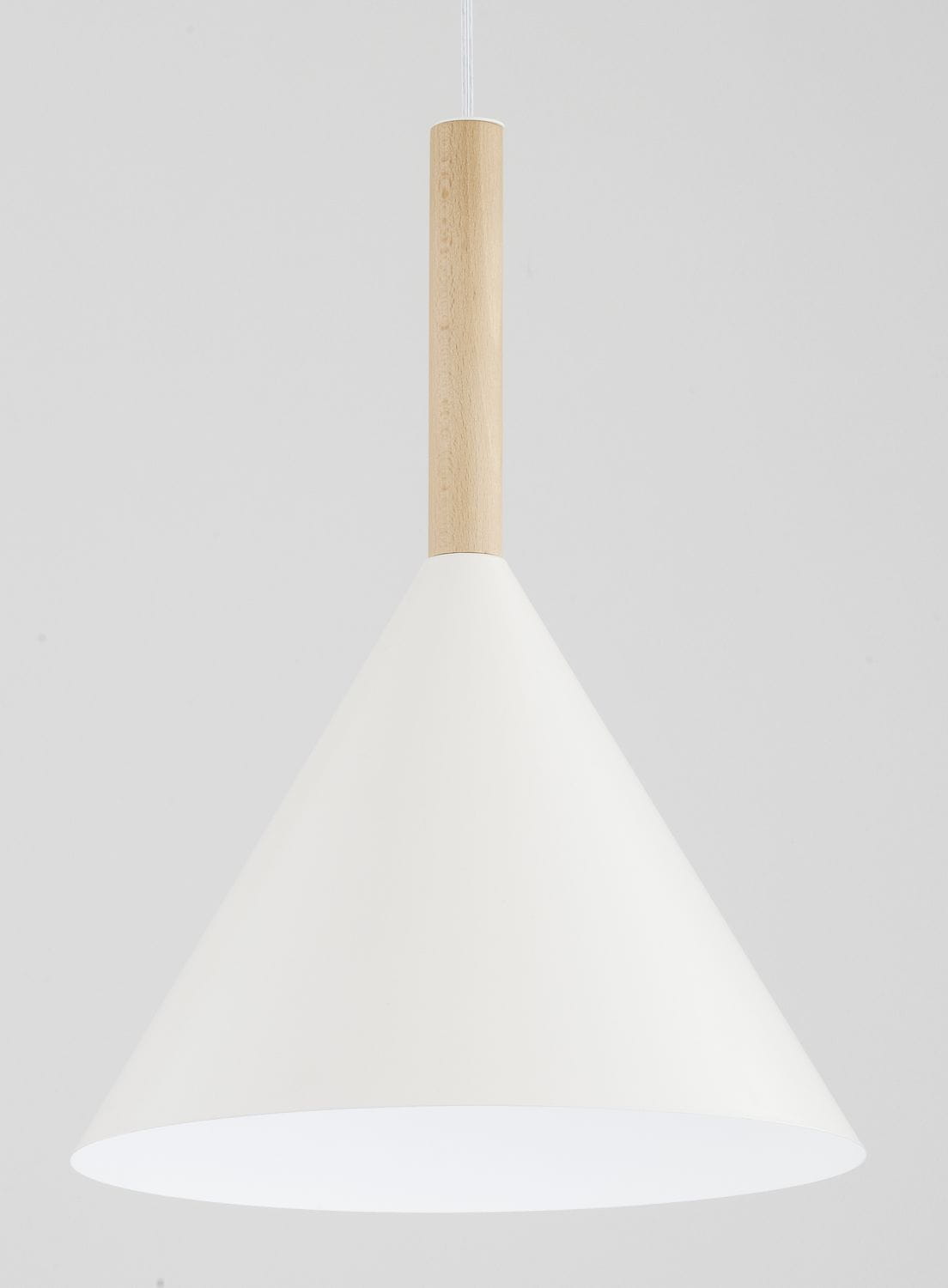 Lampa wisząca Fuks w kolorze kremowym z drewnianym uchwytem, o stożkowatym kształcie. Produkt zawieszony na białym przewodzie, z widocznym gwintem E27. Tło jasne, bez wzorów, co podkreśla minimalistyczny design lampy.