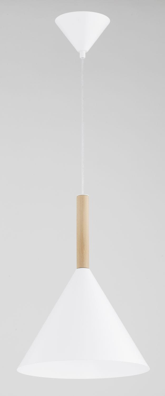 Lampa wisząca Fuks w kolorze białym z drewnianym uchwytem. Posiada stożkowy klosz, zawieszony na cienkim, przezroczystym przewodzie. Ujęcie frontalne, pokazujące całą lampę w minimalistycznym stylu.