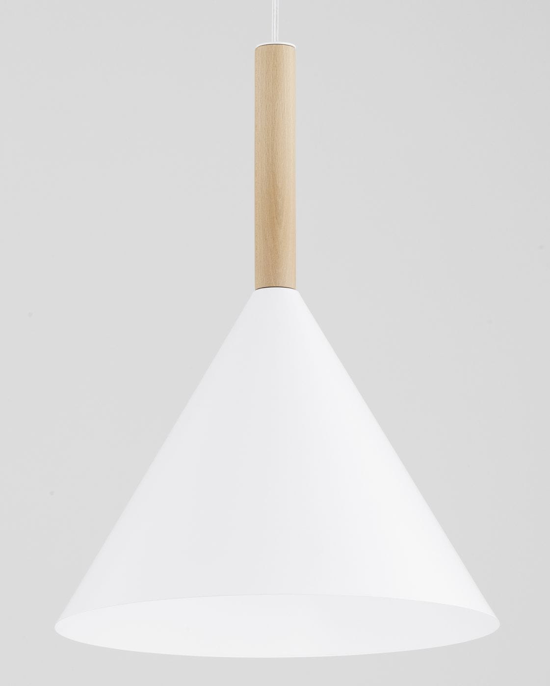 Lampa wisząca Fuks z białym abażurem w kształcie stożka oraz drewnianym uchwytem. Produkt zawieszony na przezroczystym kablu, z widocznym górnym mocowaniem. Idealna do nowoczesnych wnętrz.