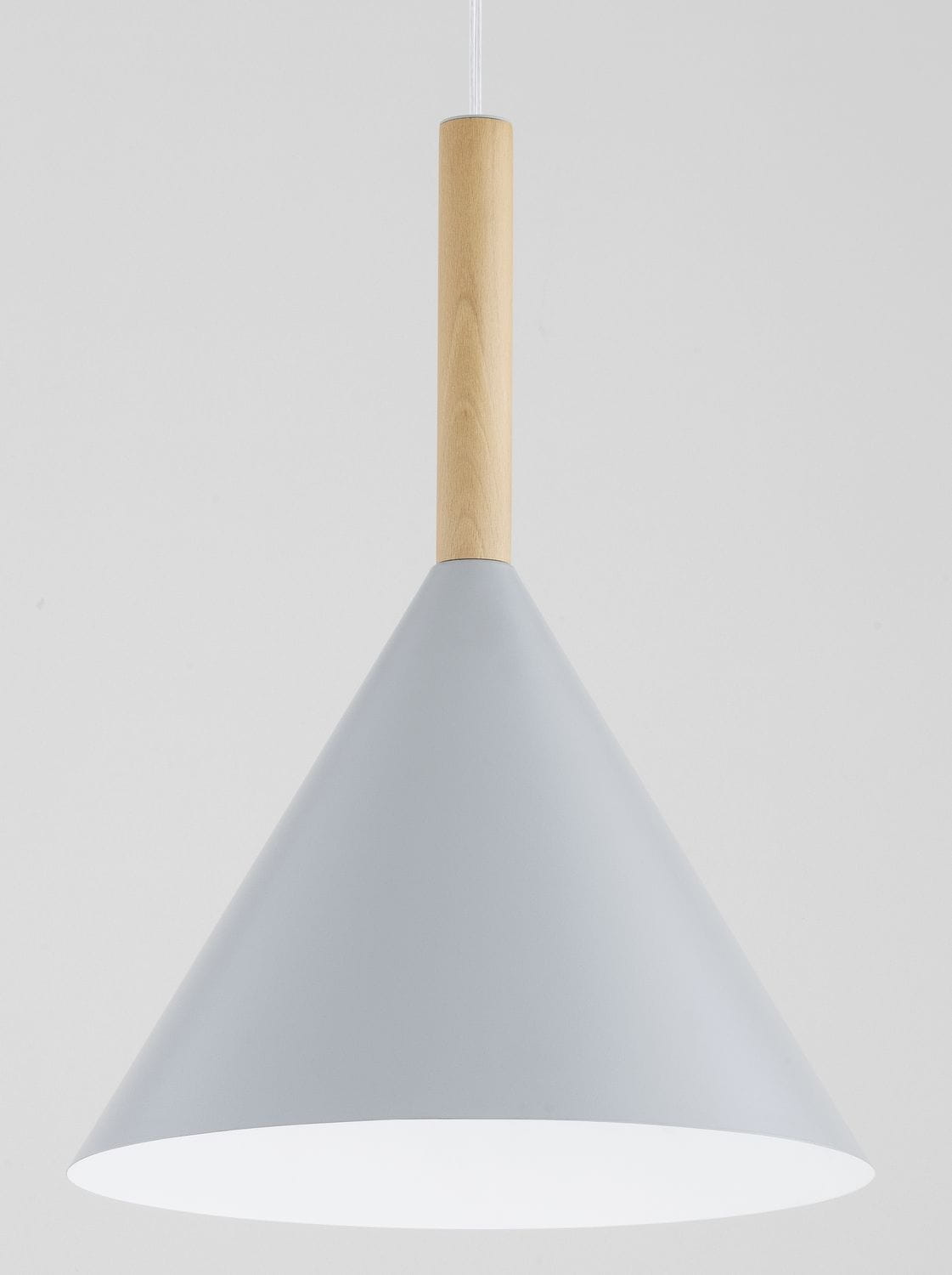 Lampa wisząca Fuks 1xE27 w kształcie stożka, wykonana z szarego metalu z drewnianym uchwytem. Powieszona na białym kablu, idealna do nowoczesnych wnętrz.