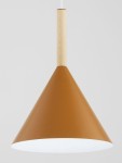 Lampa wisząca Fuks z kloszem w kształcie stożka w kolorze pomarańczowym, wykonana z metalu, z drewnianym uchwytem. Zawieszona na białym przewodzie, prezentuje minimalistyczny design, idealna do nowoczesnych wnętrz.
