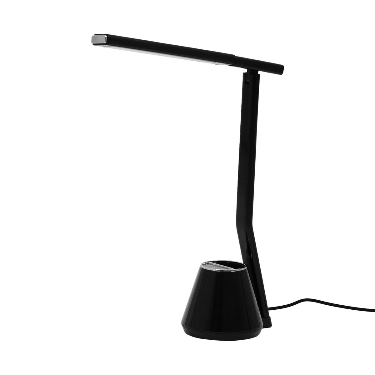 Lampka biurkowa Kiki w kolorze czarnym z wbudowanym źródłem światła LED o mocy 8W. Posiada minimalistyczny, prostokątny klosz oraz stożkowatą podstawę z miejscem na przybory. Ujęcie z boku, stojąca na biurku.