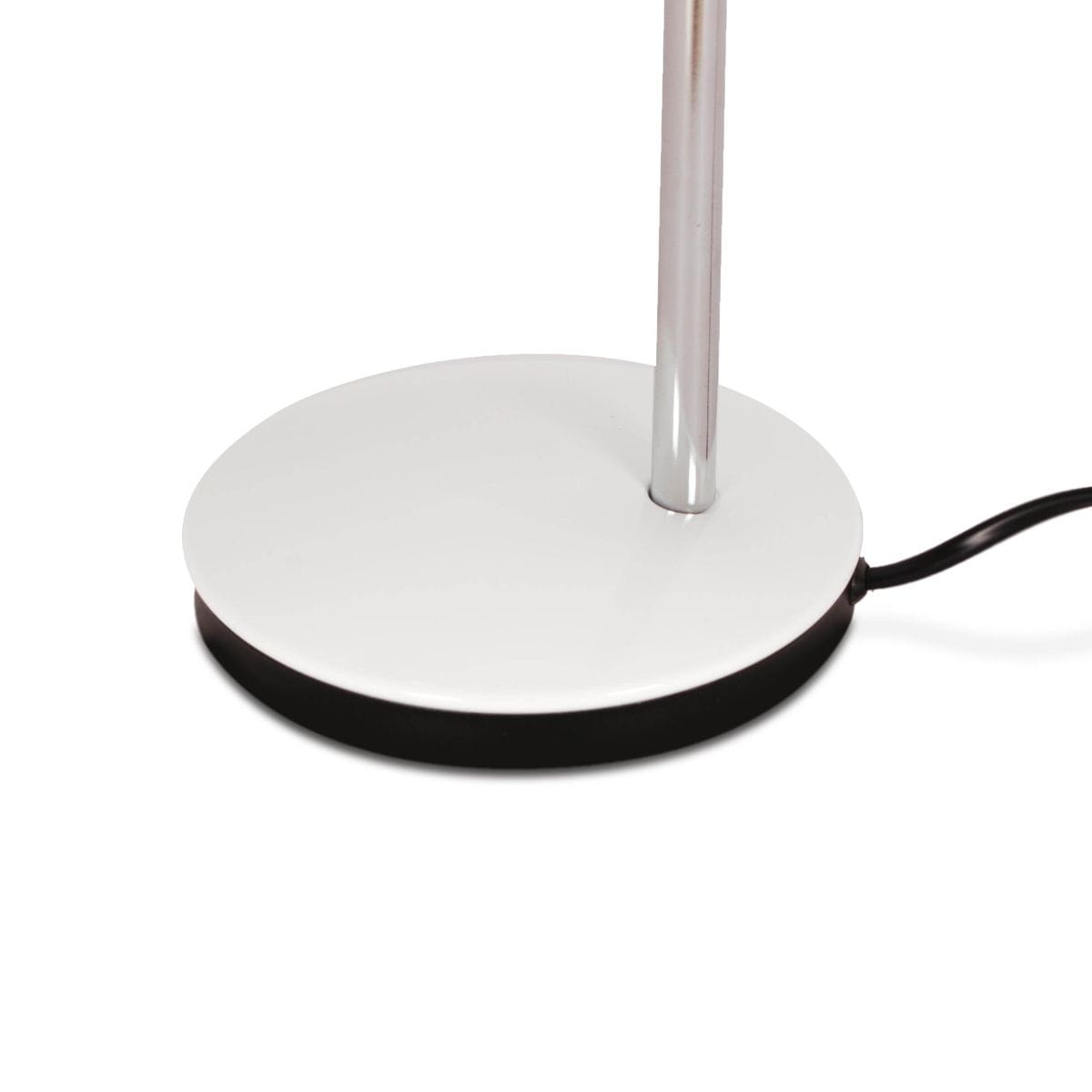 Biała lampka biurkowa Kajtek z podstawą okrągłą, metalową, na czarnym podłożu. Widoczny chromowany słup oraz kabel zasilający. Produkt przeznaczony do jednego źródła światła E27.