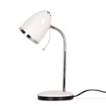 Lampka biurkowa Kajtek w kolorze białym z metalowym kloszem i chromowanym ramieniem. Posiada elastyczną, giętką nóżkę oraz okrągłą podstawę w czarnym kolorze. Widoczny przycisk do włączania na ramieniu. Przeznaczona na żarówkę E27.