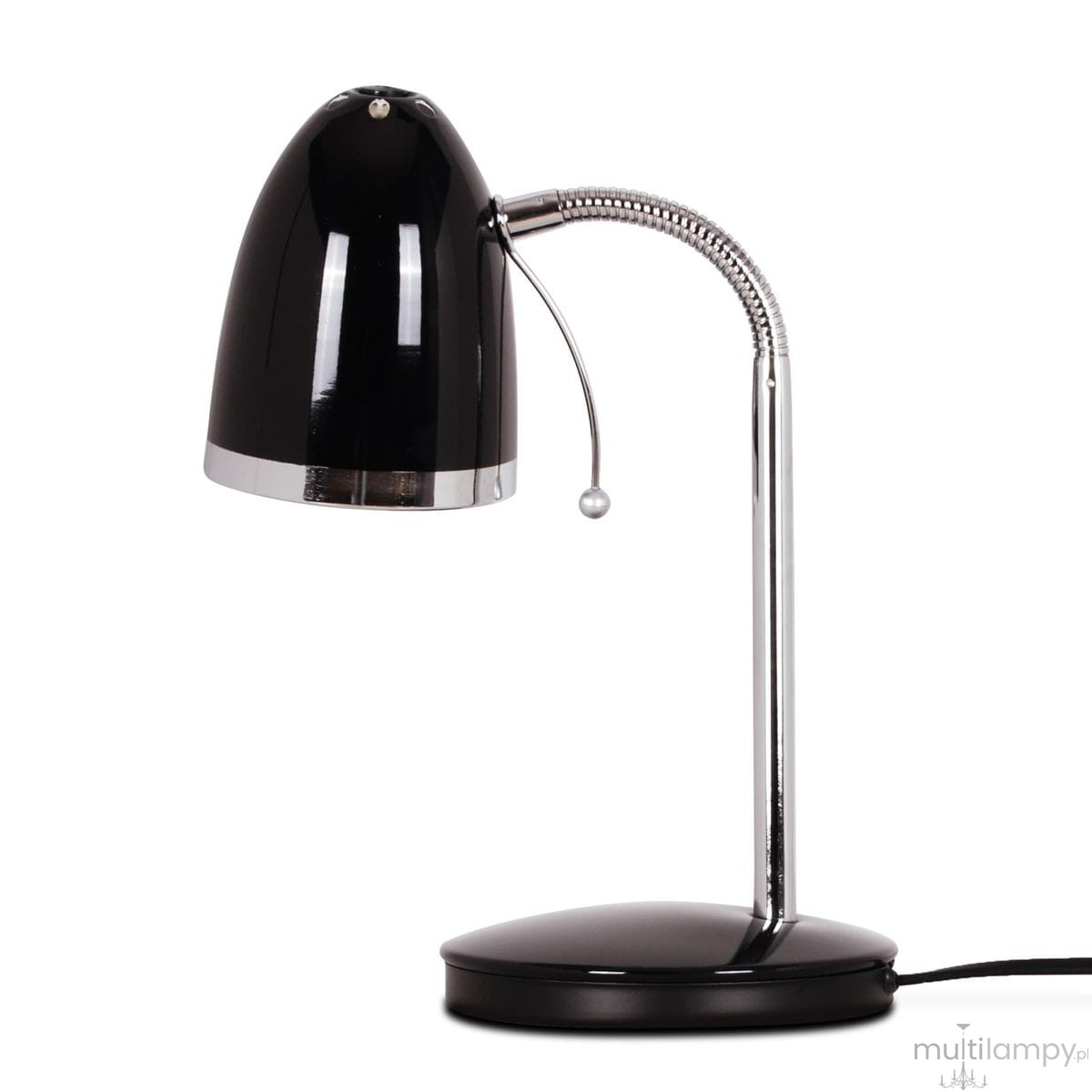 Lampka biurkowa Kajtek w kolorze czarnym z metalowym kloszem i chromowanymi elementami. Posiada elastyczne ramię do regulacji kąta świecenia. Stojąca na okrągłej podstawie z przewodem zasilającym. Wymaga żarówki E27.