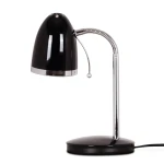 Lampka biurkowa Kajtek w kolorze czarnym z metalowym kloszem i chromowanymi elementami. Posiada elastyczne ramię do regulacji kąta świecenia. Stojąca na okrągłej podstawie z przewodem zasilającym. Wymaga żarówki E27.