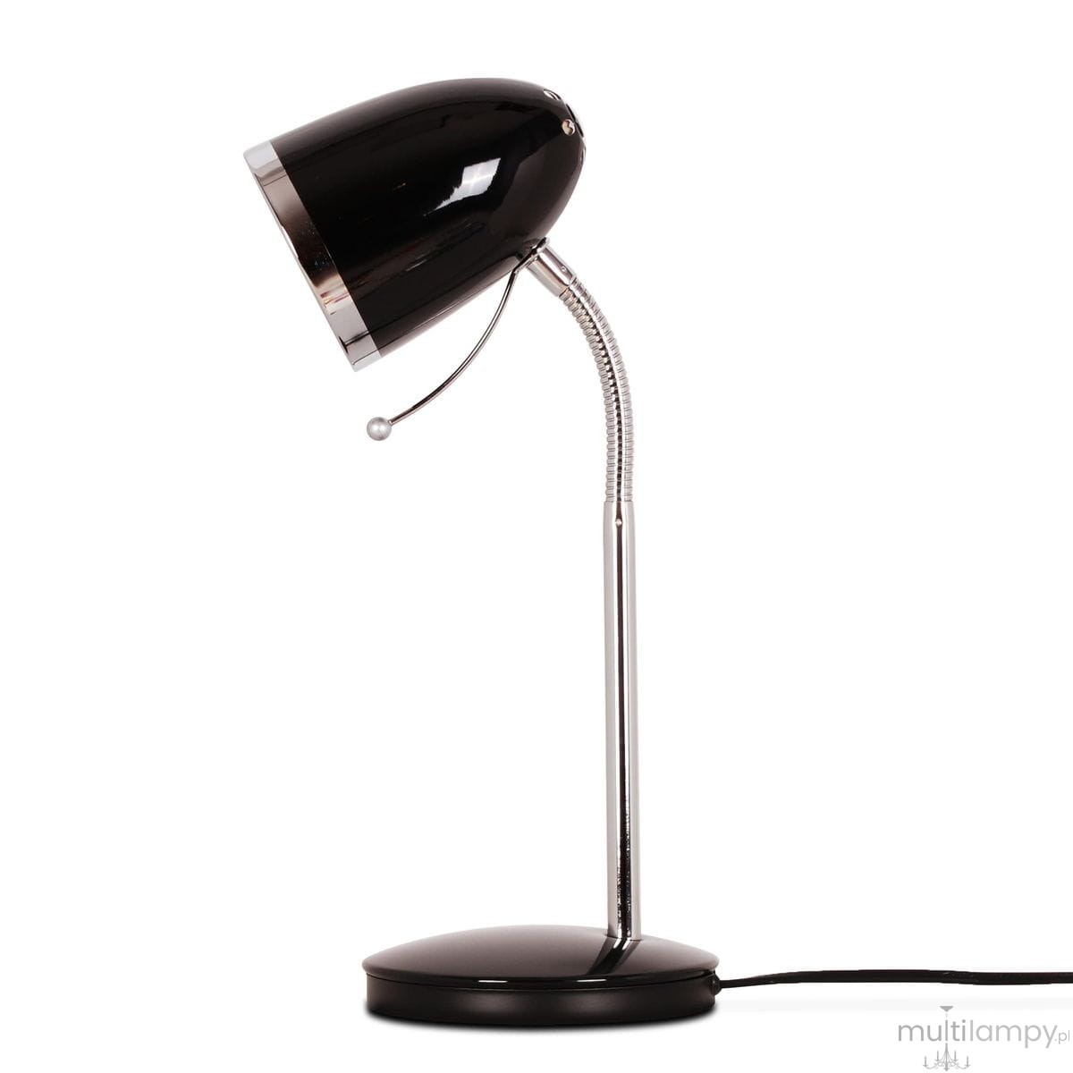 Lampa biurkowa Kajtek w kolorze czarnym z metalowym stelażem i elastycznym ramieniem. Klosz z połyskującym wykończeniem i chromowanym detalem. Ujęcie z boku, stojąca na okrągłej podstawie, z przewodem zasilającym.