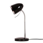 Lampa biurkowa Kajtek w kolorze czarnym z metalowym stelażem i elastycznym ramieniem. Klosz z połyskującym wykończeniem i chromowanym detalem. Ujęcie z boku, stojąca na okrągłej podstawie, z przewodem zasilającym.
