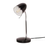 Czarna lampka biurkowa Kajtek z metalowym, giętkim ramieniem. Okrągła podstawa, przezroczysta klosz z żarówką E27. Prosty, elegancki design, idealna do biura lub na stół. Ujęcie z boku, produkt stojący na białym tle.