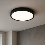 Plafon LED Luvo w kolorze czarnym o średnicy 27,5 cm i mocy 18W, oświetlenie w barwie 4000K, zamontowany na suficie. Okrągły kształt z białym kloszem, idealny do nowoczesnych wnętrz. Ochrona IP44 zapewnia odporność na wilgoć.