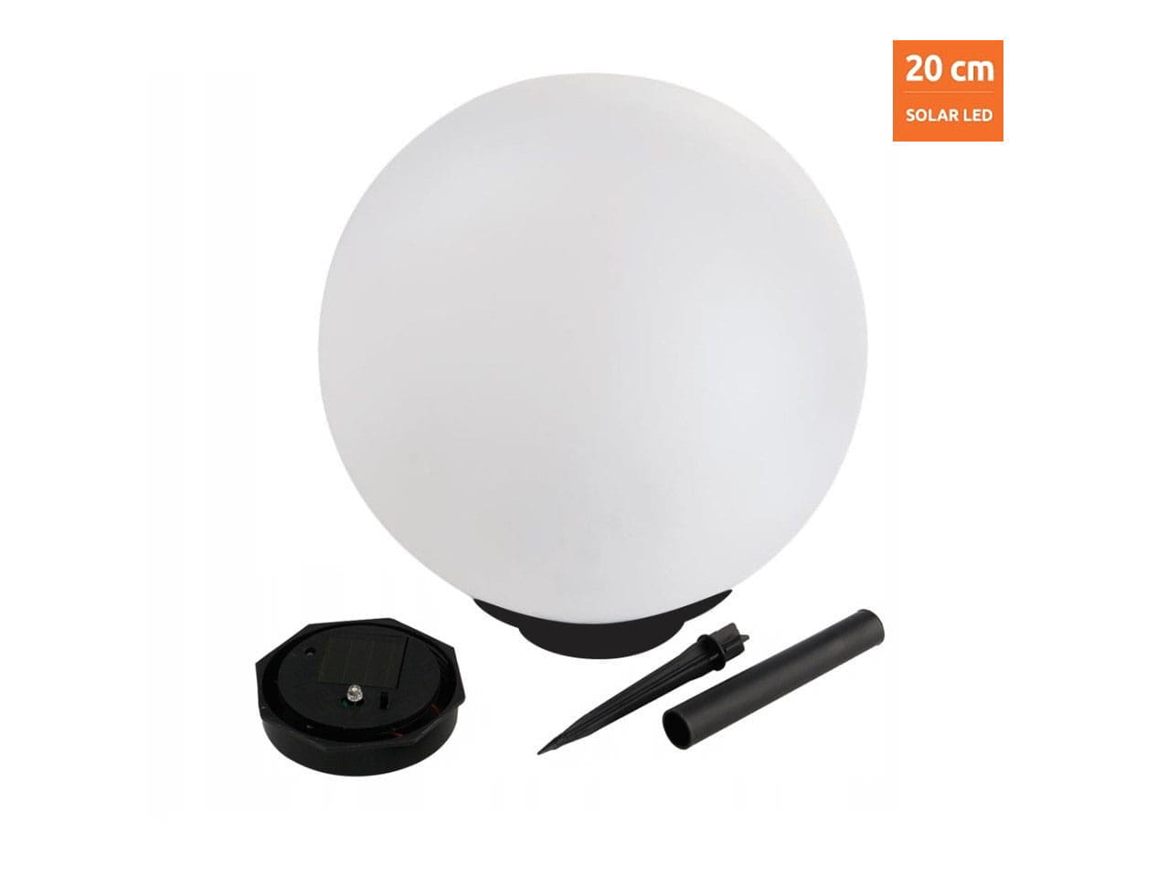 Lampa solarna ogrodowa Ballo o średnicy 20 cm i wysokości 53 cm, w kształcie białej, okrągłej kulki. W zestawie podstawka, słupek montażowy i panel solarny. Produkt stworzony do oświetlenia przestrzeni na zewnątrz.