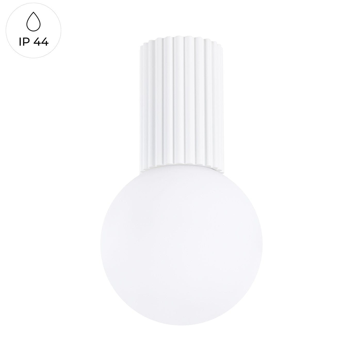 Lampa sufitowa Halo w kolorze białym z oprawą o fakturze żłobionej. Posiada okrągłą, mleczną żarówkę G9, montowaną na górze. Oznaczenie IP44 wskazuje na odporność na wilgoć, idealna do łazienek lub innych wilgotnych pomieszczeń.