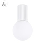 Lampa sufitowa Halo w kolorze białym z oprawą o fakturze żłobionej. Posiada okrągłą, mleczną żarówkę G9, montowaną na górze. Oznaczenie IP44 wskazuje na odporność na wilgoć, idealna do łazienek lub innych wilgotnych pomieszczeń.