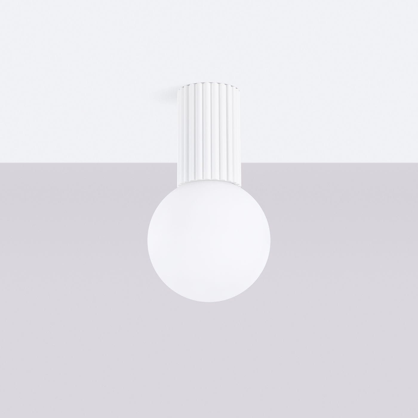 Biała lampa sufitowa Halo z okrągłym, mlecznym kloszem, montowana na suficie. W górnej części ma żebrowaną podstawę. Oświetlenie w stylu nowoczesnym, IP44, idealne do wnętrz i wilgotnych pomieszczeń.