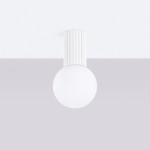 Biała lampa sufitowa Halo z okrągłym, mlecznym kloszem, montowana na suficie. W górnej części ma żebrowaną podstawę. Oświetlenie w stylu nowoczesnym, IP44, idealne do wnętrz i wilgotnych pomieszczeń.