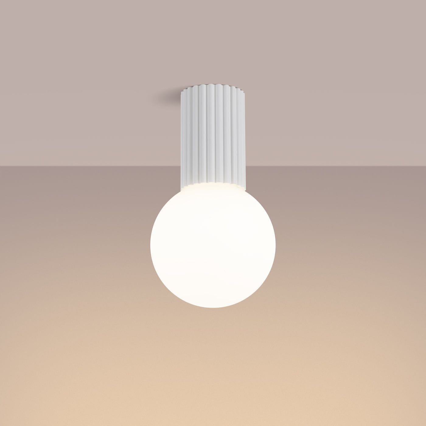 Lampa sufitowa Halo z białym kloszem w kształcie kuli i żebrowanym uchwytem. Zawieszona na suficie, wykonana z materiałów odpornych na wilgoć (IP44). Prosta, nowoczesna forma, idealna do różnych wnętrz.