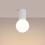 Lampa sufitowa Halo z białym kloszem w kształcie kuli i żebrowanym uchwytem. Zawieszona na suficie, wykonana z materiałów odpornych na wilgoć (IP44). Prosta, nowoczesna forma, idealna do różnych wnętrz.