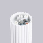 Lampa sufitowa Halo 1xG9 IP44 o białym kolorze i żebrowanej fakturze. Widok z góry na wnętrze lampy, z widocznymi elementami montażowymi, przewodami oraz gniazdem na żarówkę. Tło w odcieniu szarym.