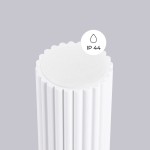 Lampa sufitowa Halo w kolorze białym z wykończeniem w formie żebrowania, z oprawką na żarówkę G9, oznaczenie IP44 informujące o odporności na wilgoć. Widok z góry, ukazujący gładką powierzchnię klosza.