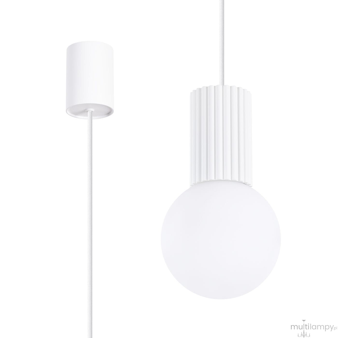 Lampa wisząca Halo 1xG9 w kolorze białym z okrągłym kloszem i żebrowanym detalem u góry. Zawieszona na białym przewodzie, z prostym, cylindrycznym mocowaniem sufitowym. Idealna do nowoczesnych wnętrz.