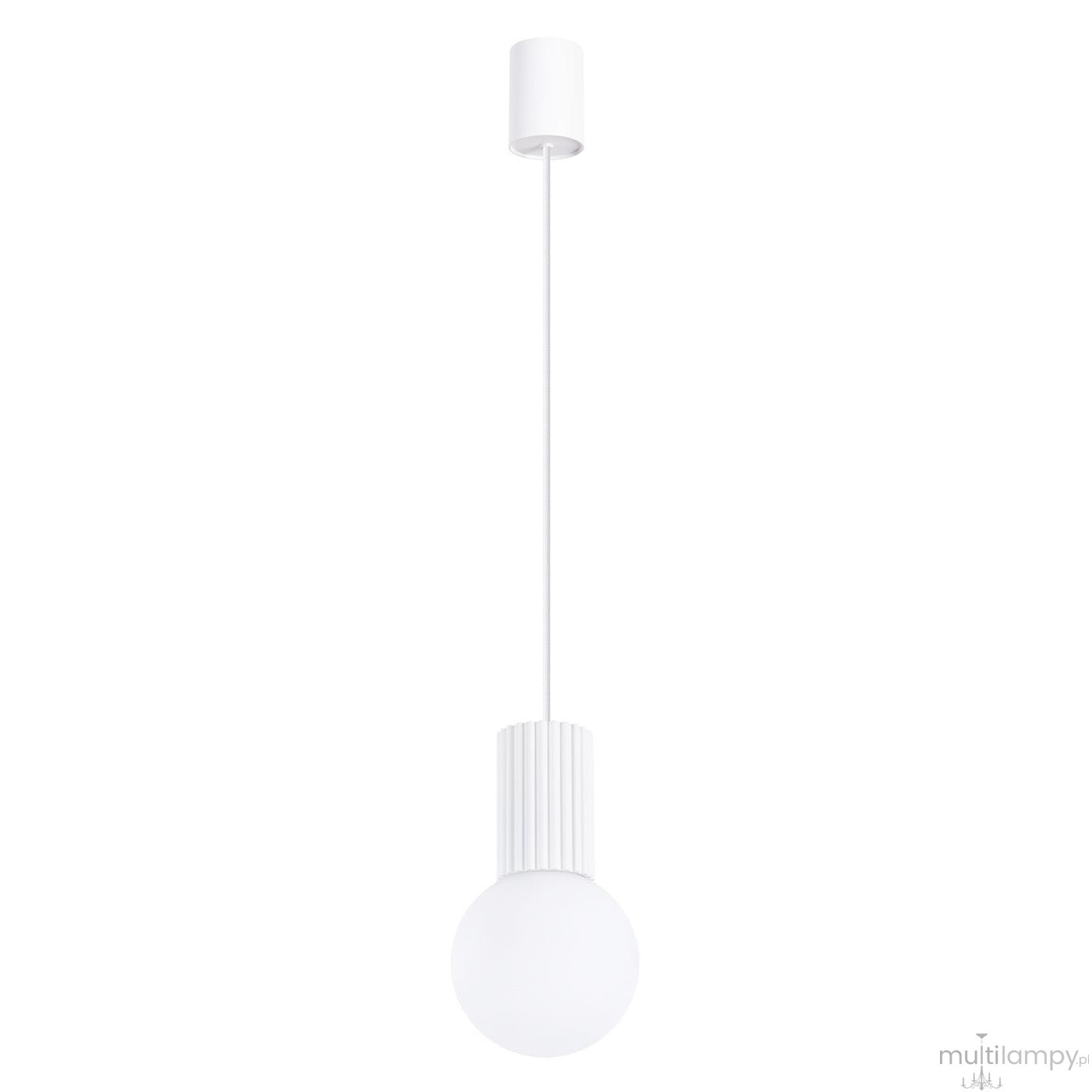 Biała lampa wisząca Halo z jednym źródłem światła G9, zawieszona na cienkim przewodzie. Posiada okrągły klosz z matowego szkła oraz prosty, cylindryczny uchwyt. Lampa prezentuje minimalistyczny design, idealna do nowoczesnych wnętrz.