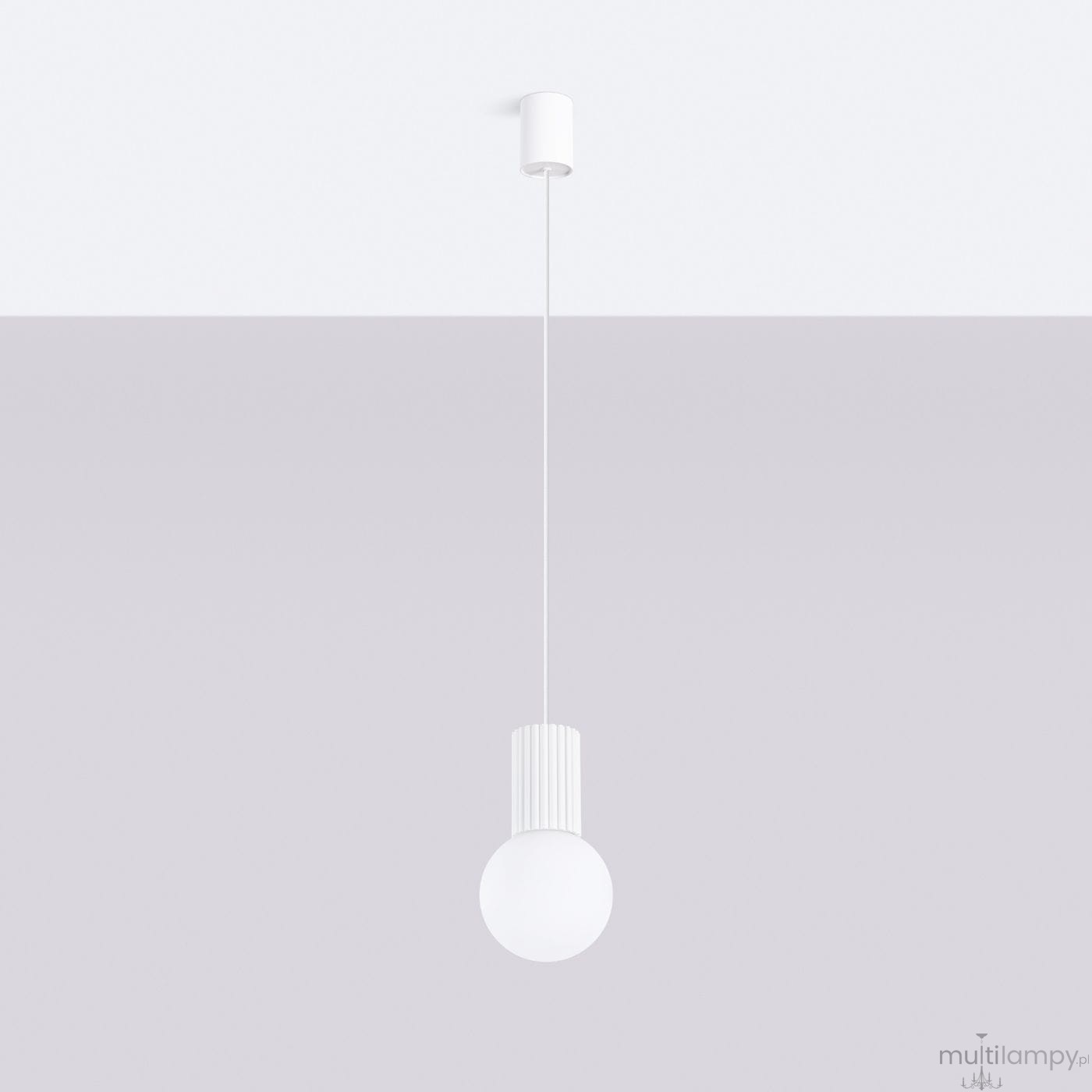 Biała lampa wisząca Halo z oprawą na jedną żarówkę G9. Zawieszona na cienkim przewodzie, z okrągłym, matowym kloszem i żłobkowanym uchwytem. Montowana do sufitu, na jednolitym tle.