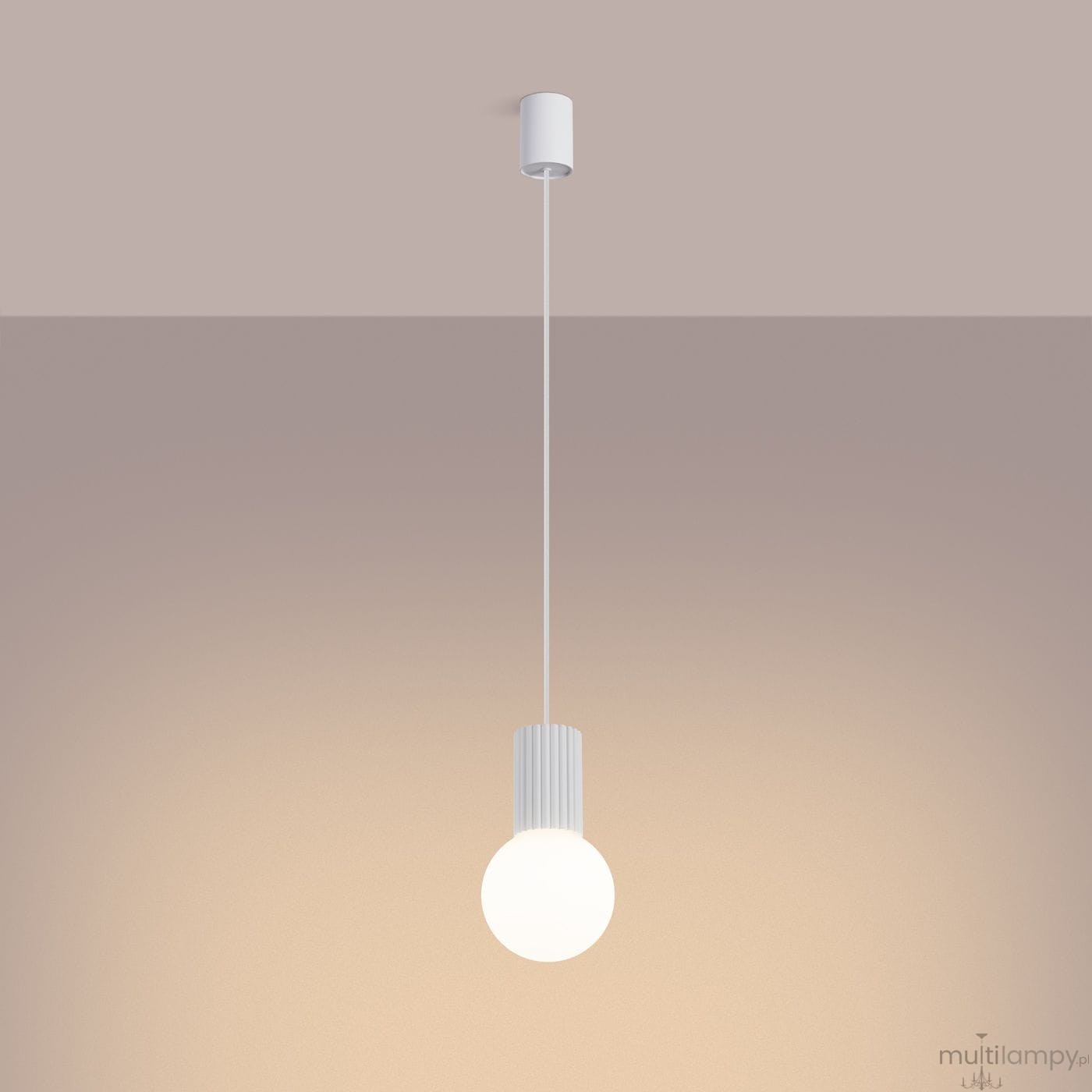 Lampa wisząca Halo 1xG9 w kolorze białym. Wykonana z materiału z gładką, cylindryczną podstawą z żeberkami, zawieszona na cienkim przewodzie. Okrągła, mleczna bańka świetlna u dołu. Ujęcie frontalne na jednolitym tle.