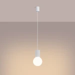 Lampa wisząca Halo 1xG9 w kolorze białym. Wykonana z materiału z gładką, cylindryczną podstawą z żeberkami, zawieszona na cienkim przewodzie. Okrągła, mleczna bańka świetlna u dołu. Ujęcie frontalne na jednolitym tle.