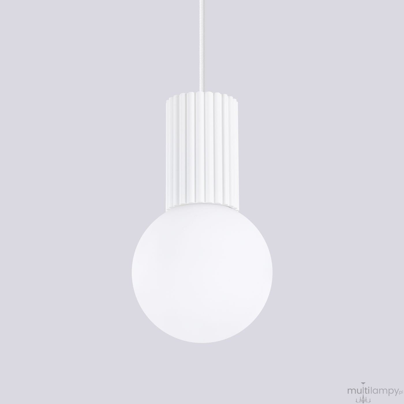 Lampa wisząca Halo z białym kloszem w kształcie kuli, zawieszona na białym przewodzie. Górna część z żebrowanej faktury, wykonana z białego materiału. Prosty design, idealna do nowoczesnych wnętrz.