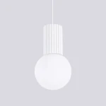 Lampa wisząca Halo z białym kloszem w kształcie kuli, zawieszona na białym przewodzie. Górna część z żebrowanej faktury, wykonana z białego materiału. Prosty design, idealna do nowoczesnych wnętrz.