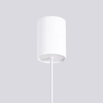 Lampa wisząca Halo w kolorze białym z oprawą w formie cylindrycznej, zawieszona na plecionym kablu. Widoczna jest tylko górna część lampy, z minimalistycznym designem, idealna do nowoczesnych wnętrz.
