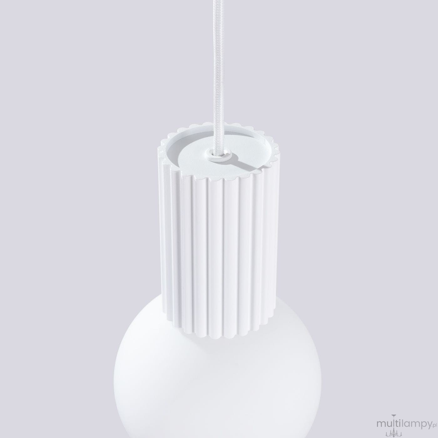 Biała lampa wisząca Halo z oprawą w formie cylindrycznego klosza z rowkami. Zawieszona na białym przewodzie, z gniazdem na żarówkę G9. Prosty, minimalistyczny design, idealna do nowoczesnych wnętrz.