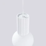 Biała lampa wisząca Halo z oprawą w formie cylindrycznego klosza z rowkami. Zawieszona na białym przewodzie, z gniazdem na żarówkę G9. Prosty, minimalistyczny design, idealna do nowoczesnych wnętrz.