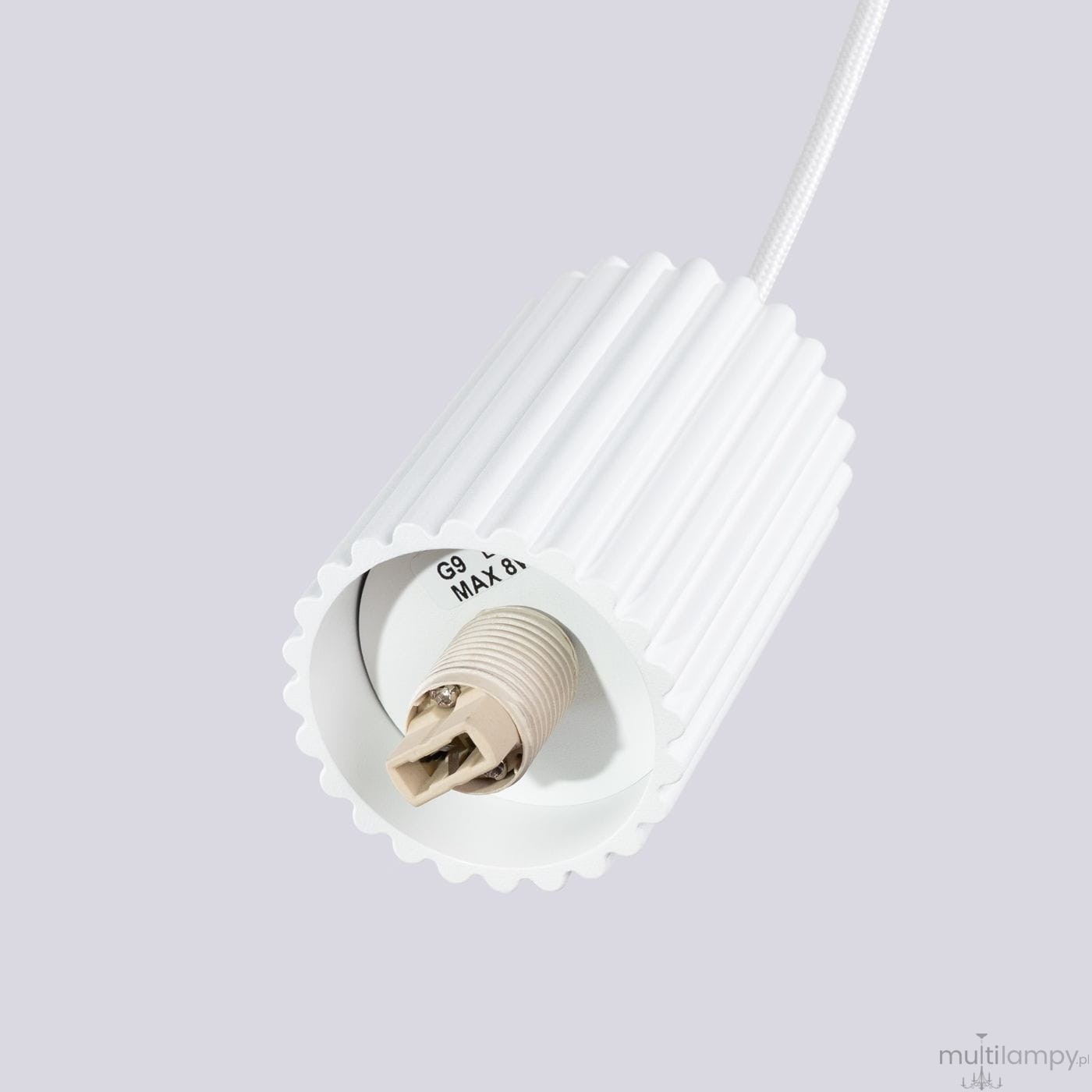 Lampa wisząca Halo w kolorze białym z oprawą na jedną żarówkę G9. Wykonana z białego tworzywa z fakturą żłobioną. Ujęcie z góry, pokazujące gwint oraz detal oprawy. Długość kabla zawieszenia nie jest widoczna.