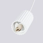 Lampa wisząca Halo w kolorze białym z oprawą na jedną żarówkę G9. Wykonana z białego tworzywa z fakturą żłobioną. Ujęcie z góry, pokazujące gwint oraz detal oprawy. Długość kabla zawieszenia nie jest widoczna.