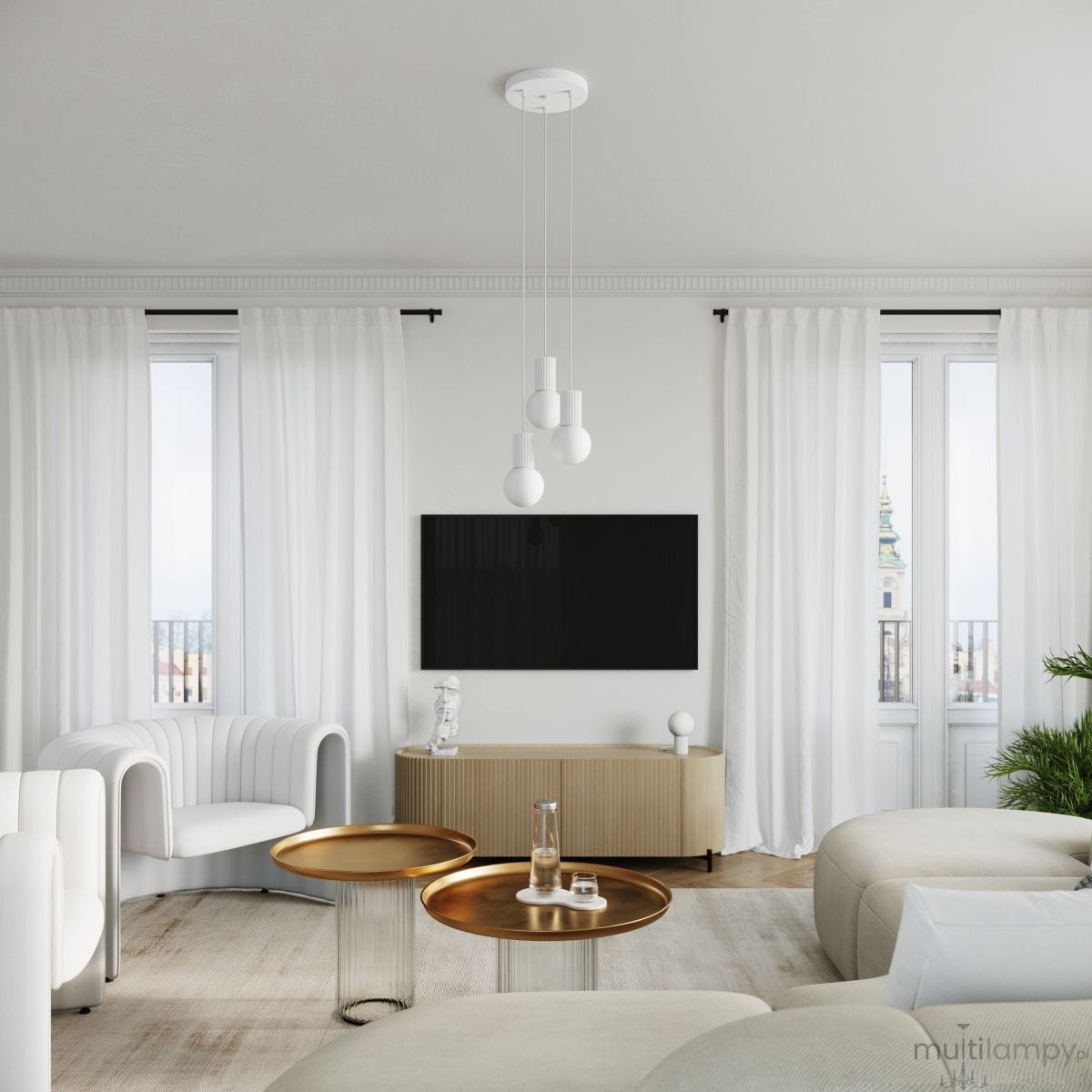 Lampa wisząca Halo w białym kolorze, z jednym gniazdem G9, zawieszona na trzech cienkich linkach. Ujęcie z góry, w jasnym wnętrzu z białymi zasłonami i telewizorem na ścianie. W tle widoczny nowoczesny wystrój salonu.