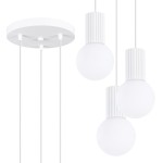 Lampa wisząca Halo 3xG9 w kolorze białym z trzema okrągłymi kloszami i teksturowanymi podstawami. Ujęcie z boku, z widoczną okrągłą podsufitką i białymi przewodami. Idealna do nowoczesnych wnętrz.