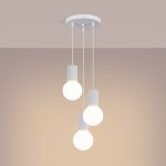 Lampa wisząca Halo 3xG9 w białej obudowie, z trzema okrągłymi, białymi kloszami zawieszonymi na cienkich, białych linkach. Ujęcie z góry, z prostym, jasnym tłem. Klosze mają teksturowane, żłobione podstawy.