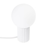 Lampa stołowa Halo 1xG9 w kolorze białym, z okrągłym kloszem z matowego szkła i żłobkowaną podstawą. Ujęcie frontalne, stojąca na białym tle, z widocznym kablem zasilającym.