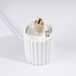 Biała lampa stołowa Halo z gniazdem G9, o maksymalnej mocy 8W. U góry widoczny gwint w jasnym kolorze, otoczony teksturowanym, cylindrycznym korpusem. Lampa umieszczona na jednolitym tle.