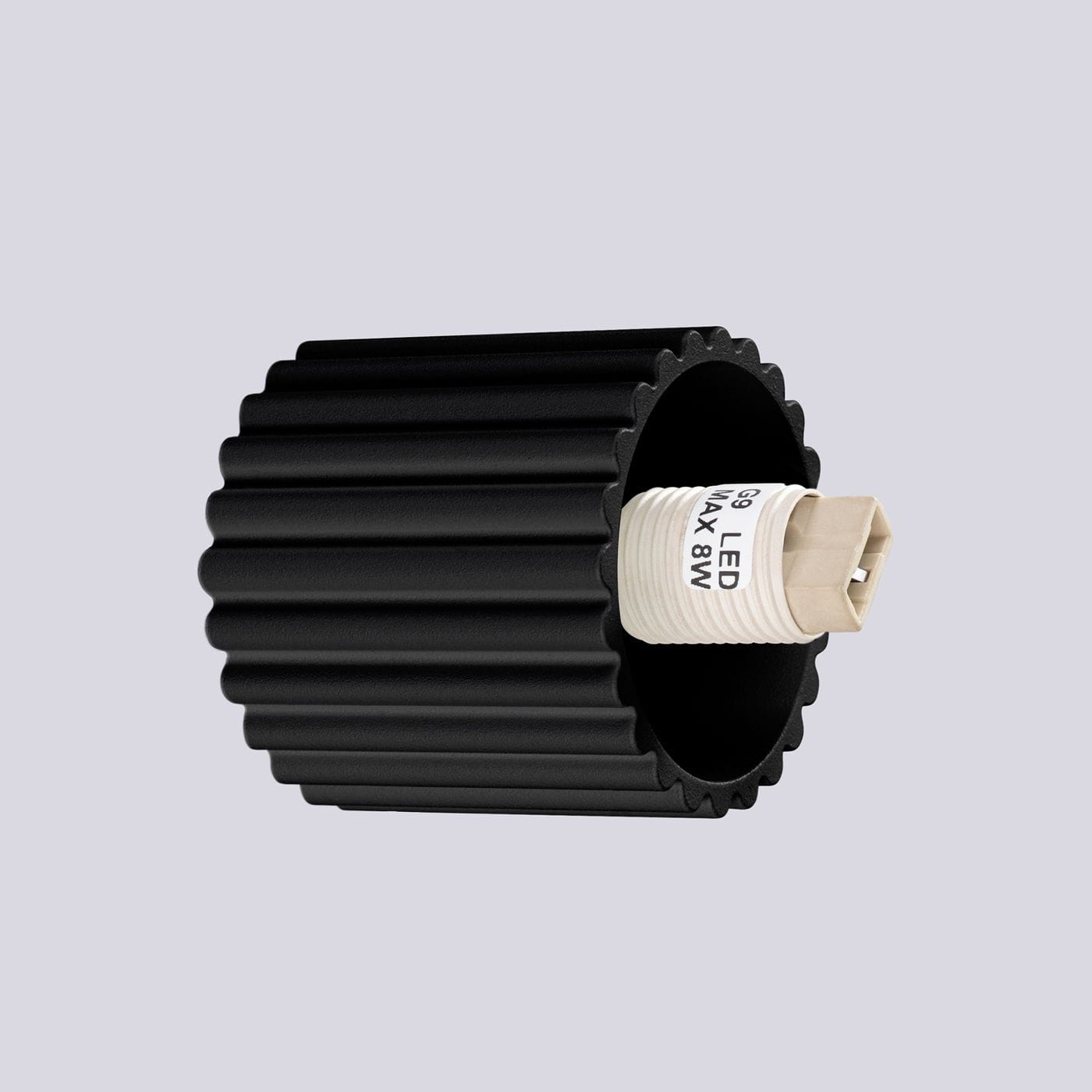 Kinkiet Halo 1xG9 w kolorze czarnym, o cylindrycznym kształcie z wypukłą, teksturowaną powierzchnią. Widoczny gwint G9 do żarówki LED (maks. 8W). Produkt ukazany z boku na jednolitym tle.