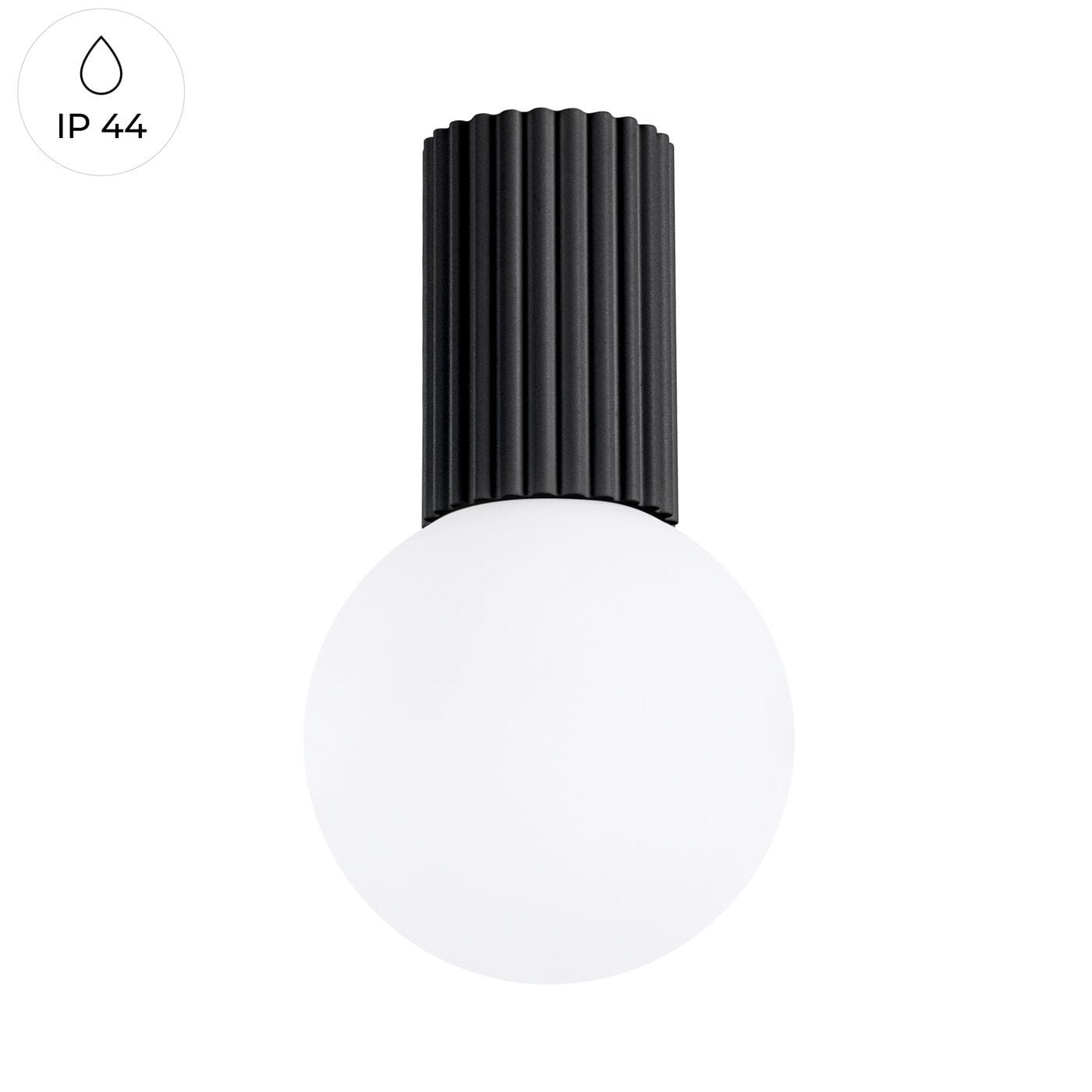 Czarna lampa sufitowa Halo z kloszem w formie białej, okrągłej kuli. U góry żarówki znajduje się teksturowany, żeberkowany uchwyt. Produkt posiada stopień ochrony IP44, zapewniający odporność na wilgoć. Montaż sufitowy.