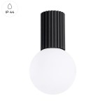 Czarna lampa sufitowa Halo z kloszem w formie białej, okrągłej kuli. U góry żarówki znajduje się teksturowany, żeberkowany uchwyt. Produkt posiada stopień ochrony IP44, zapewniający odporność na wilgoć. Montaż sufitowy.