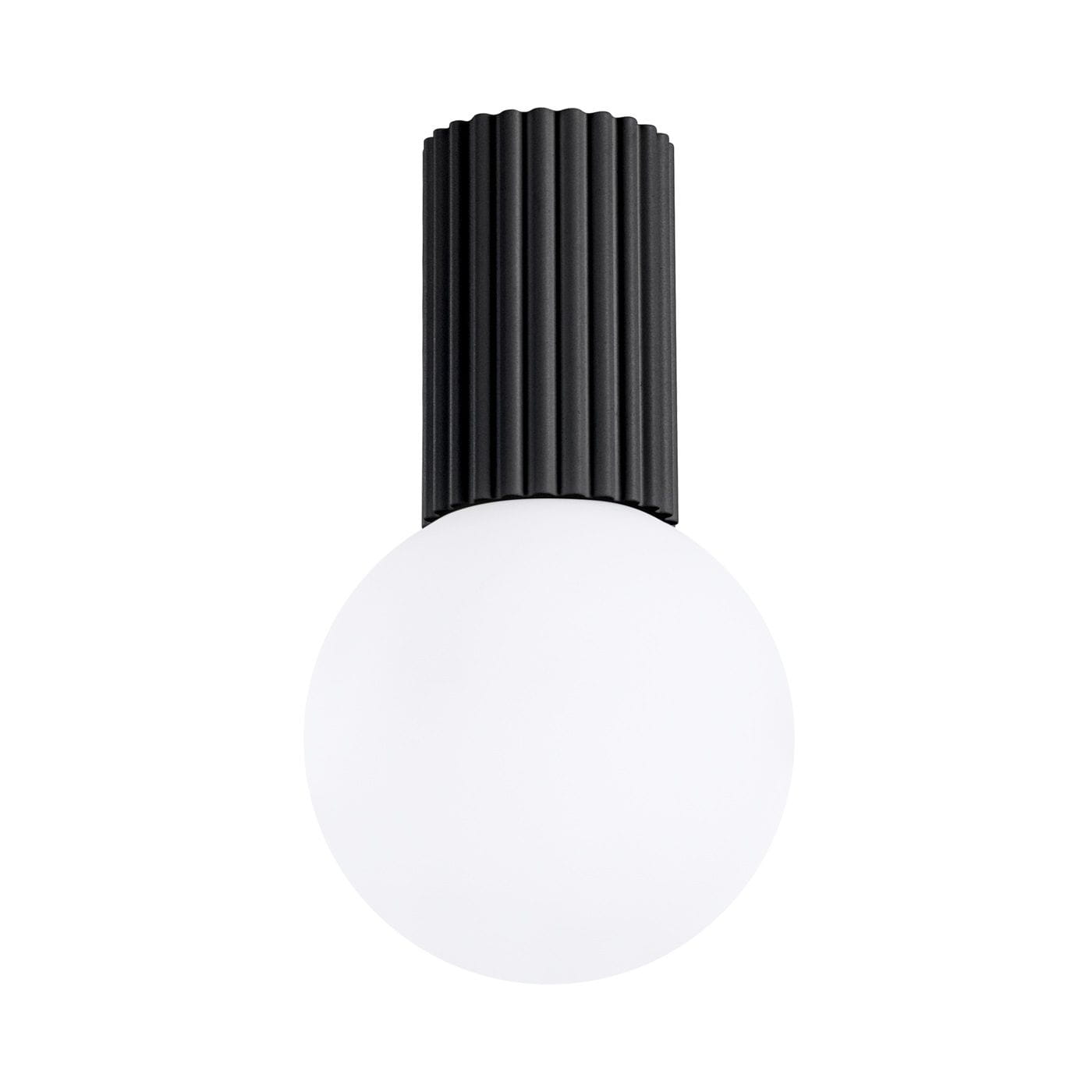 Czarna lampa sufitowa Halo z oprawą w kształcie cylindrycznym z rowkowanej tekstury, z okrągłym kloszem z białego szkła. Produkt do montażu sufitowego, z jednym gniazdem G9, o stopniu ochrony IP44. Ujęcie frontalne.
