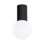 Czarna lampa sufitowa Halo z oprawą w kształcie cylindrycznym z rowkowanej tekstury, z okrągłym kloszem z białego szkła. Produkt do montażu sufitowego, z jednym gniazdem G9, o stopniu ochrony IP44. Ujęcie frontalne.
