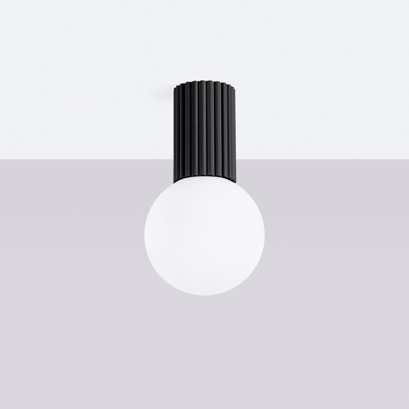 Czarna lampa sufitowa Halo z kloszem w kształcie kuli. Posiada pionowy, żeberkowany uchwyt. Ujęcie frontalne, lampa zamontowana na jasnym tle, w górnej części zdjęcia. Przeznaczona do zastosowań wewnętrznych, z certyfikatem IP44.