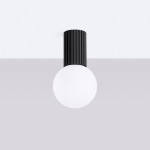 Czarna lampa sufitowa Halo z kloszem w kształcie kuli. Posiada pionowy, żeberkowany uchwyt. Ujęcie frontalne, lampa zamontowana na jasnym tle, w górnej części zdjęcia. Przeznaczona do zastosowań wewnętrznych, z certyfikatem IP44.