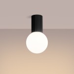 Czarna lampa sufitowa Halo z okrągłym, białym kloszem. Ujęcie z dołu, wisząca na suficie. Posiada żłobioną podstawę, montowana z jedną żarówką G9. Tło w odcieniu beżowym, co podkreśla elegancki design lampy. IP44, odporna na wilgoć.